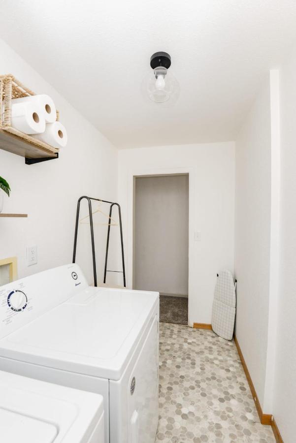 New Remodeled Townhome In Central فارغو، داكوتا الشمالية المظهر الخارجي الصورة